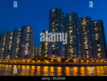'Alto edificio residenziale complesso sulle rive del porto di Aberdeen Hong Kong" Foto Stock