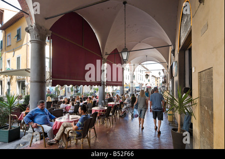 Cafe e negozi in un arcade nella città vecchia, Borgo Stretto, Pisa,Toscana, Italia Foto Stock