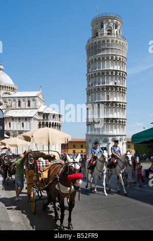 Carro trainato da cavalli e la polizia montata nella parte anteriore del Duomo e la Torre Pendente, il Campo dei Miracoli, Pisa, Toscana, Italia Foto Stock