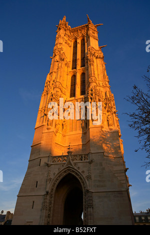 Tour St Jacques nel tardo pomeriggio la luce solare Parigi Francia Foto Stock