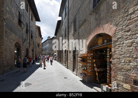 Via San Matteo (uno dei principali nella città vecchia), San Gimignano, Toscana, Italia Foto Stock