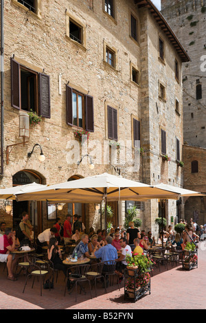 Cafe in Piazza della Cisterna nel centro della città vecchia, San Gimignano, Toscana, Italia Foto Stock