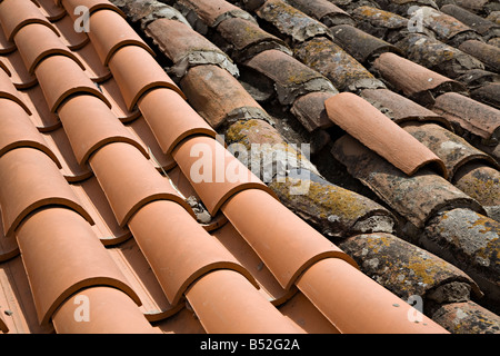 Vecchie e nuove tessere di argilla sul tetto di casa Gran Canaria Spagna Foto Stock