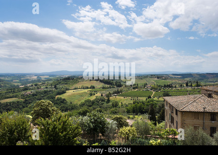 Vista sulla campagna dalle mura di San Gimignano, Toscana, Italia Foto Stock