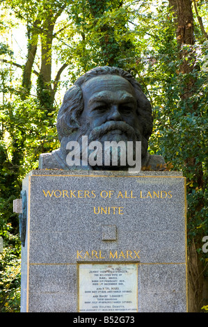 Karl Marx grave il cimitero di Highgate Highgate N6 London Regno Unito Foto Stock