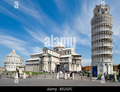 Il Battistero e il Duomo e la Torre Pendente e Piazza dei Miracoli a Pisa, Toscana, Italia Foto Stock