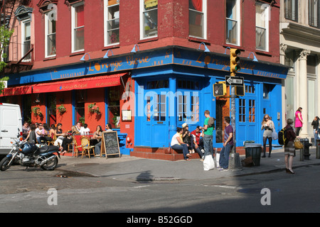 [Storefront storico] l'Orange Bleue, 430 Broome St, New York, New York. Esterno di un bistro francese nel quartiere SoHo di Manhattan. Foto Stock