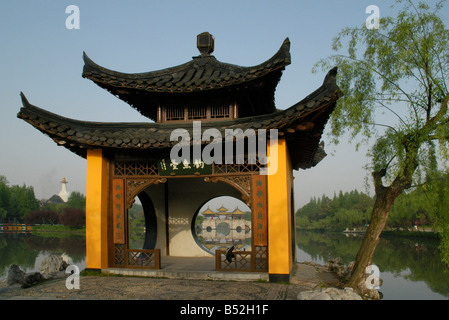 Fisherman's Pavilion, snello lago Occidentale, Yangzhou, provincia dello Jiangsu, Repubblica Popolare di Cina Foto Stock