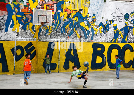 Marzo 2008 - ragazzi che giocano a calcio per strada a La Boca Buenos Aires Argentina Foto Stock