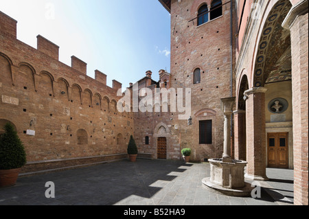 Il Palazzo Chigi Saracini sulla Via di città a Siena, Toscana, Italia Foto Stock