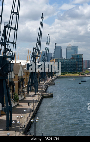 Vecchia gru nella parte anteriore della Britannia villaggio sul Royal Victoria Dock - Silvertown - Est di Londra - Regno Unito Foto Stock