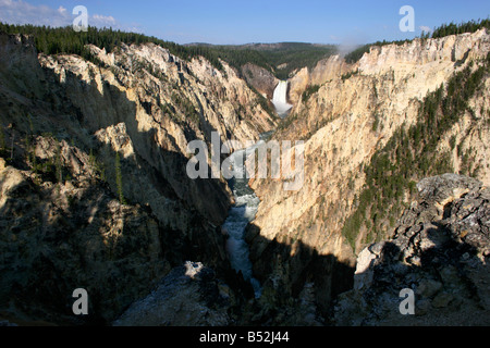 Il Grand Canyon di Yellowstone Cascate Inferiori vista panoramica mostra Yellowstone River e cade nel mese di luglio Foto Stock