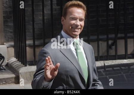 Regolatore californiano E UNA VOLTA ACTION HERO Arnold Schwarzenegger visite a Downing Street dove ha discusso le questioni ambientali con Tony Blair. PIC: ROWAN GRIFFITHS Foto Stock