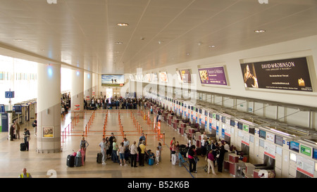 I banchi check-in l'Aeroporto John Lennon di Liverpool Regno Unito Foto Stock