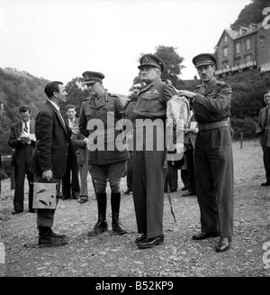 Lynmouth alluvione.. Sir William. Slim visitare l'area del disastro in elicottero. Agosto 1952 C4148-001 Foto Stock