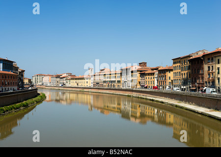 Vista del fiume Arno dal Ponte di Mezzo nella città vecchia, Pisa, Toscana, Italia Foto Stock