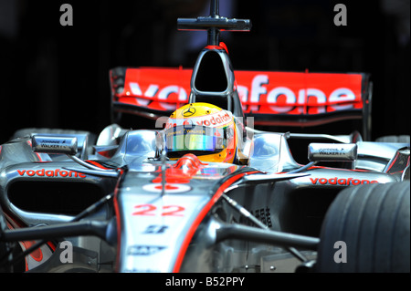 Lewis Hamilton alla guida della sua McLaren-Mercedes Forumla One Racing auto durante una sessione di prove a Silverstone circuito di gara Foto Stock