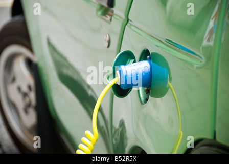 Un auto elettrica in fase di ricarica Foto Stock