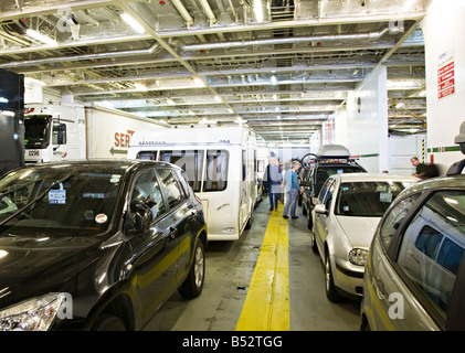 Auto ponte sul canale trasversale traghetto Dover England Regno Unito Foto Stock