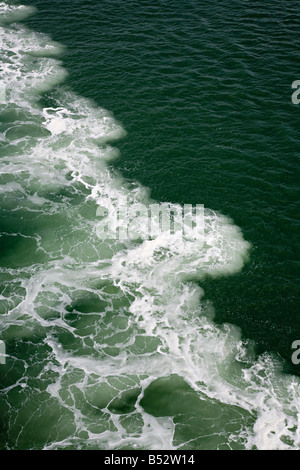 Schiuma dalla nave di scia su acqua Foto Stock