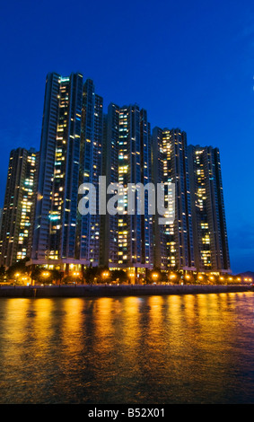 Esidential highrise complesso sulle rive del porto di Aberdeen Hong Kong Foto Stock