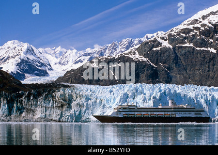 Holland America cruiseship *Zaandam* nella parte anteriore del ghiacciaio Margerie Parco Nazionale di Glacier Bay SE Alaska Foto Stock