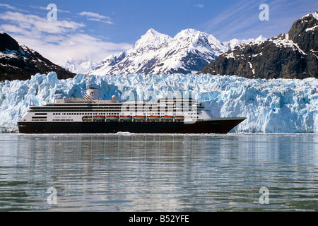 Holland America cruiseship *Zaandam* nella parte anteriore del ghiacciaio Margerie Parco Nazionale di Glacier Bay SE Alaska Foto Stock