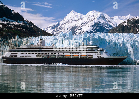 Holland America cruiseship *Zaandam* nella parte anteriore del ghiacciaio Margerie Parco Nazionale di Glacier Bay SE Alaska Foto Stock