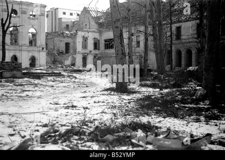 La Cancelleria del Reich Giardini in Berlino, erano il corpo di Hitler e Eva Braun sono stati bruciati in un bunker alla fine della seconda guerra mondiale. ;Luglio 1945 ;OO1833A-002 Foto Stock