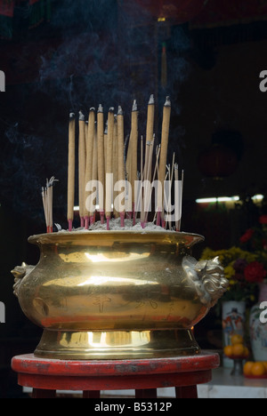 Bastoncini di incenso in un raffinato golden pot presso il Tempio Guandi, Chinatown, Kuala Lumpur, Malesia Foto Stock