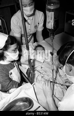 Funzionamento dell'ospedale di cuori. Bambinos vita salvata da trasfusione di sangue.Ottobre 1946 O5112-001 Foto Stock