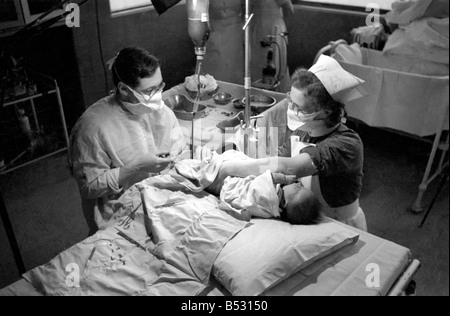 Funzionamento dell'ospedale di cuori. Bambinos vita salvata da trasfusione di sangue.Ottobre 1946 O5112-002 Foto Stock