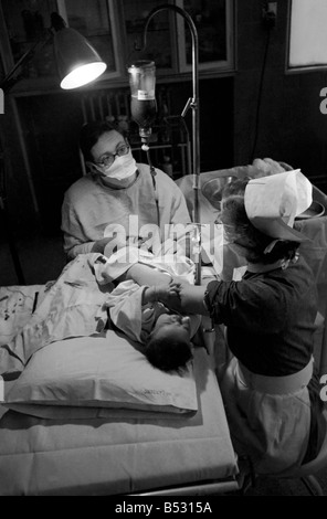 Funzionamento dell'ospedale di cuori. Bambinos vita salvata da trasfusione di sangue.Ottobre 1946 O5112-003 Foto Stock