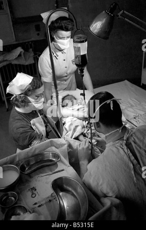 Funzionamento dell'ospedale di cuori. Bambinos vita salvata da trasfusione di sangue.Ottobre 1946 O5112-004 Foto Stock