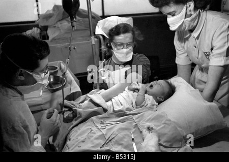 Funzionamento dell'ospedale di cuori. Bambinos vita salvata da trasfusione di sangue.Ottobre 1946 O5112 Foto Stock