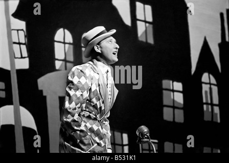 Max Miller di eseguire sul palco . . Gennaio 1938 OL305-002 Foto Stock