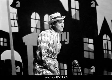 Max Miller di eseguire sul palco . . Gennaio 1938 OL305-003 Foto Stock