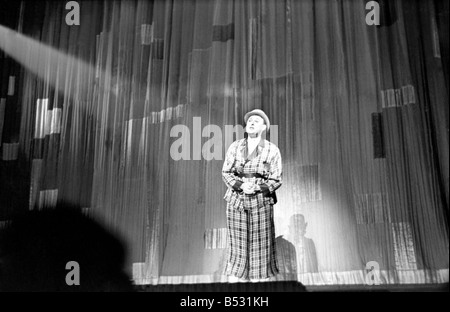 Max Miller di eseguire sul palco . . Gennaio 1938 OL305-005 Foto Stock