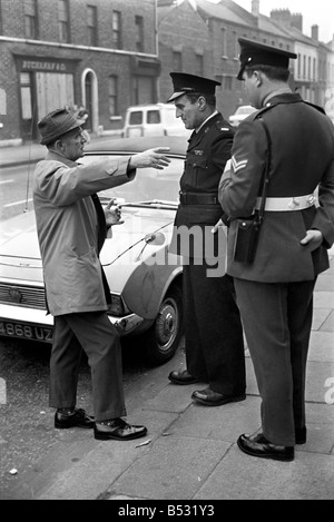 Irlanda del Nord Ottobre 1969 polizia entra Falls Road a Belfast per la prima volta poiché la sommossa ha iniziato a. Ottobre 1969 Foto Stock