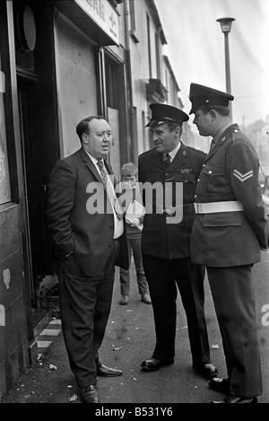 Irlanda del Nord Ottobre 1969 polizia entra Falls Road a Belfast per la prima volta poiché la sommossa ha iniziato a. Ottobre 1969 Foto Stock