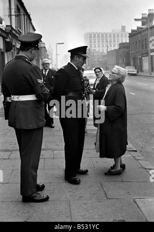 Irlanda del Nord Ottobre 1969 polizia entra Falls Road a Belfast per la prima volta poiché la sommossa ha iniziato a. Ottobre 1969 Foto Stock
