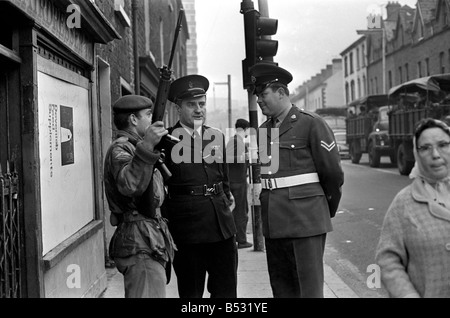 Irlanda del Nord Ottobre 1969 polizia entra Falls Road a Belfast per la prima volta poiché la sommossa ha iniziato a. Ottobre 1969 Foto Stock