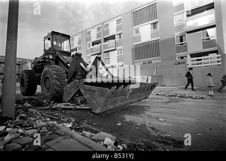 Irlanda del Nord ottobre 1969 l'ultimo del Belfast barricate vengono rimossi dall'esercito a unità a piedi appartamenti. Ott. 1969 Foto Stock