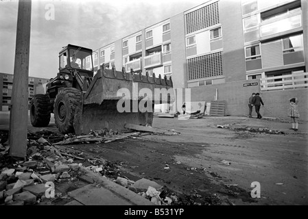 Irlanda del Nord ottobre 1969 l'ultimo del Belfast barricate vengono rimossi dall'esercito a unità a piedi appartamenti. Ott. 1969 Foto Stock