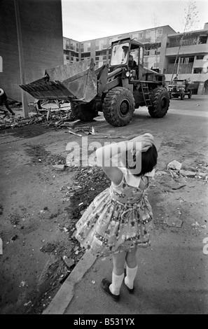 Irlanda del Nord ottobre 1969 l'ultimo del Belfast barricate vengono rimossi dall'esercito a unità a piedi appartamenti. Ott. 1969 Foto Stock