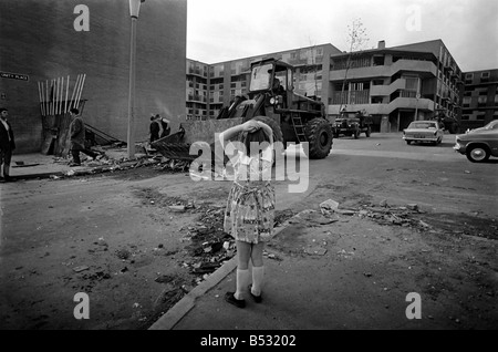 Irlanda del Nord ottobre 1969 l'ultimo del Belfast barricate vengono rimossi dall'esercito a unità a piedi appartamenti. Ott. 1969 Foto Stock