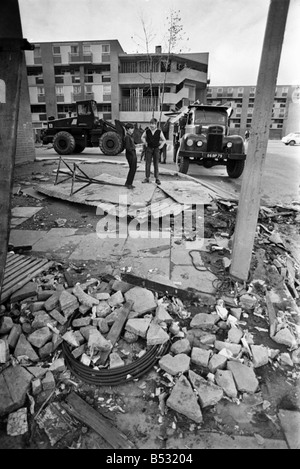 Irlanda del Nord ottobre 1969 l'ultimo del Belfast barricate vengono rimossi dall'esercito a unità a piedi appartamenti. Ott. 1969 Foto Stock