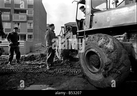 Irlanda del Nord ottobre 1969 l'ultimo del Belfast barricate vengono rimossi dall'esercito a unità a piedi appartamenti. Ott. 1969 Foto Stock