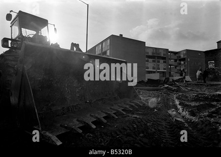 Irlanda del Nord ottobre 1969 l'ultimo del Belfast barricate vengono rimossi dall'esercito a unità a piedi appartamenti. Ott. 1969 Foto Stock