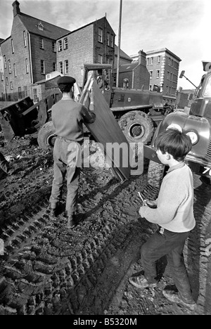 Irlanda del Nord ottobre 1969 l'ultimo del Belfast barricate vengono rimossi dall'esercito a unità a piedi appartamenti. Ott. 1969 Foto Stock